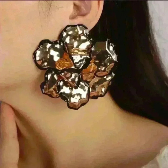 Zara Jewelry - Zara Emerald Flower Earrings